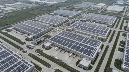 Güneş enerjisi, fabrika ve endüstriyel tesis için enerji maliyetlerini azaltır ve üretimde daha dengeli, sürdürülebilir bir enerji kullanımı sağlar.